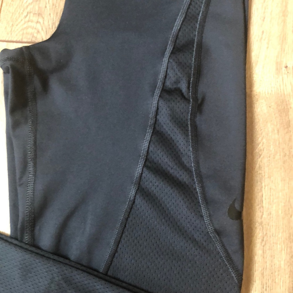 Nike Pro HyperCool Mid Rise Training Crops - Picture 4 of 9